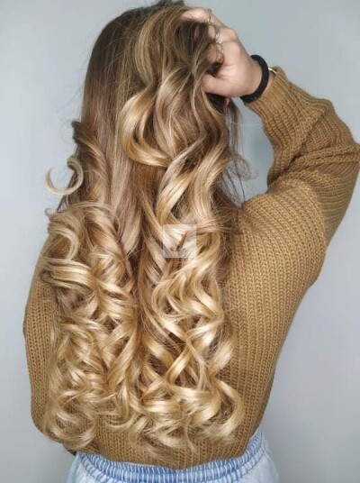 Foto di donna con capelli lunghi biondo chiarissimo dorato