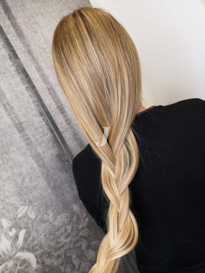 Foto di donna con capelli lunghi biondo chiarissimo dorato