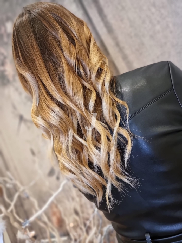 Foto di donna con capelli lunghi biondo chiarissimo dorato