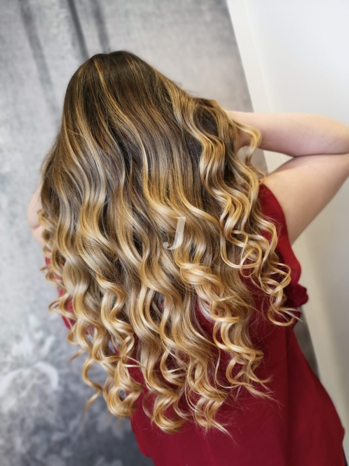 Foto di donna con capelli lunghi biondo chiarissimo dorato