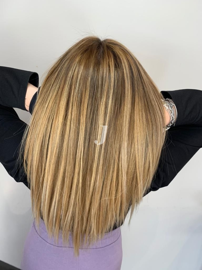 Foto di donna con capelli lunghi biondo chiarissimo dorato