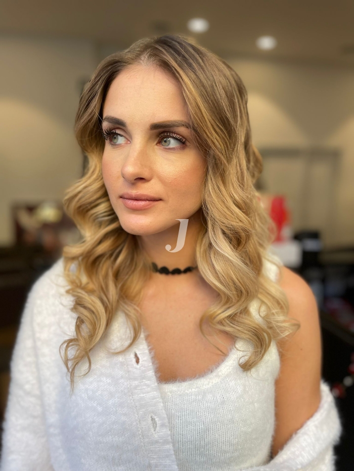 Foto di donna con capelli lunghi biondo chiarissimo dorato