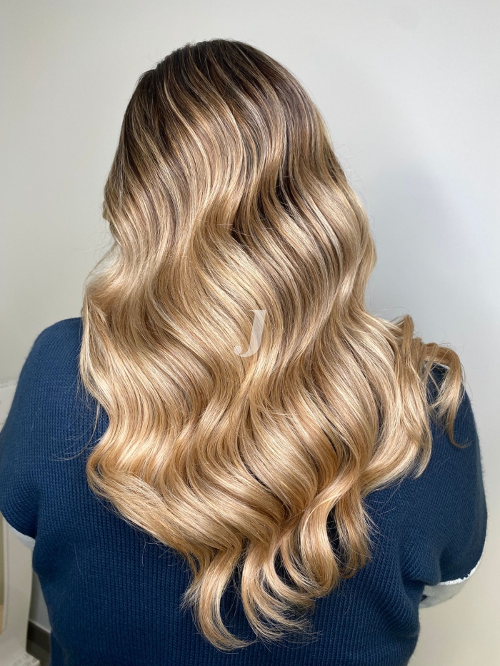 Foto di donna con capelli lunghi biondo chiarissimo dorato