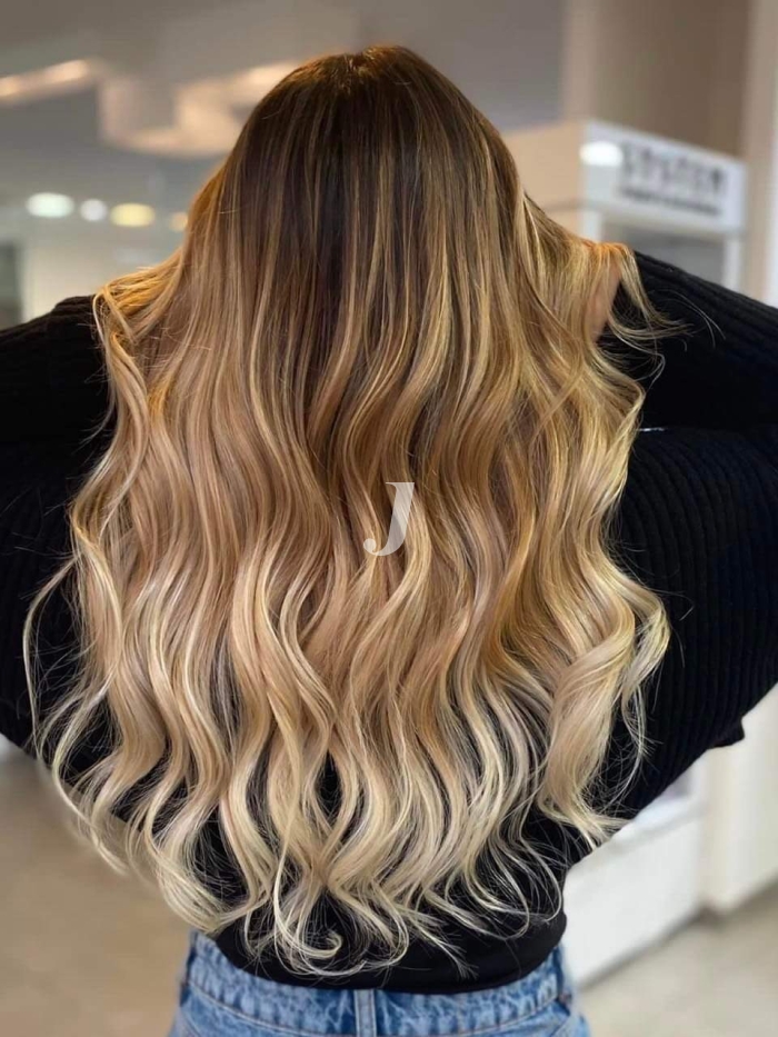 Foto di donna con capelli lunghi biondo chiarissimo dorato