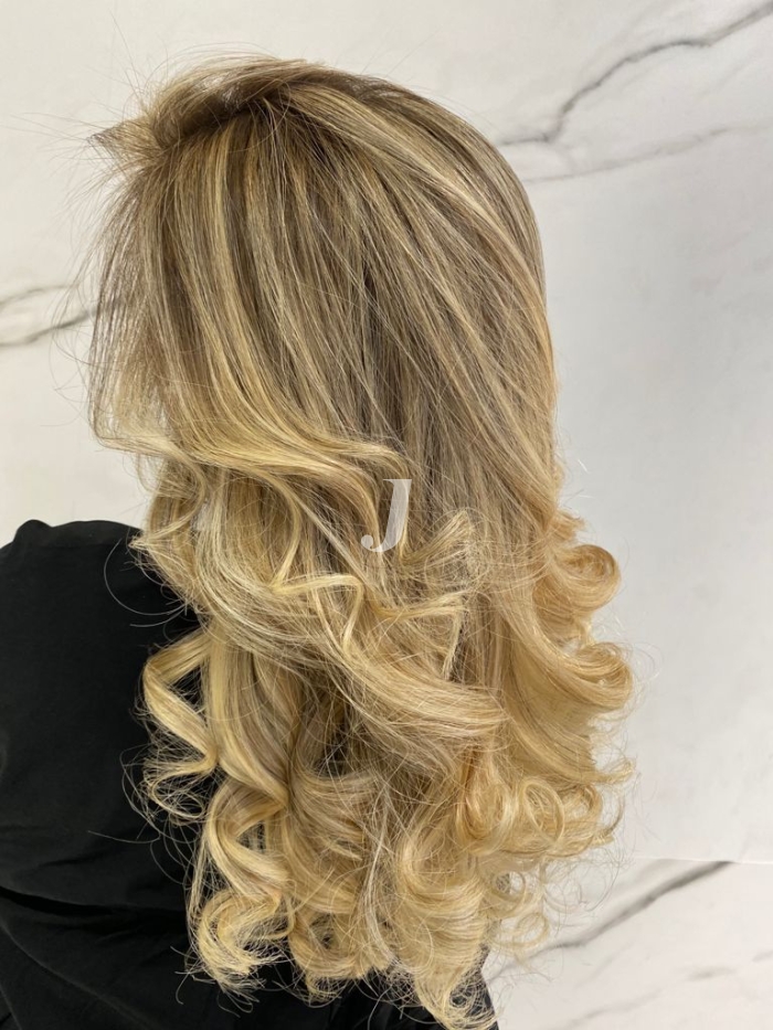 Foto di donna con capelli lunghi biondo chiarissimo dorato