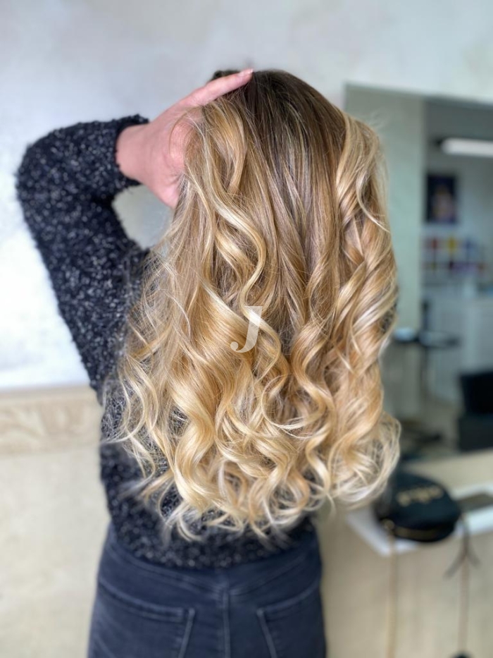 Foto di donna con capelli lunghi biondo chiarissimo dorato