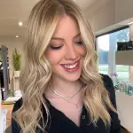 Foto di donna con capelli lunghi biondo chiarissimo dorato