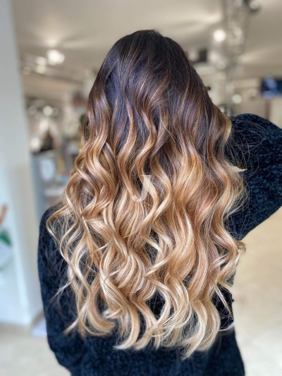 Foto di donna con capelli lunghi biondo chiarissimo dorato