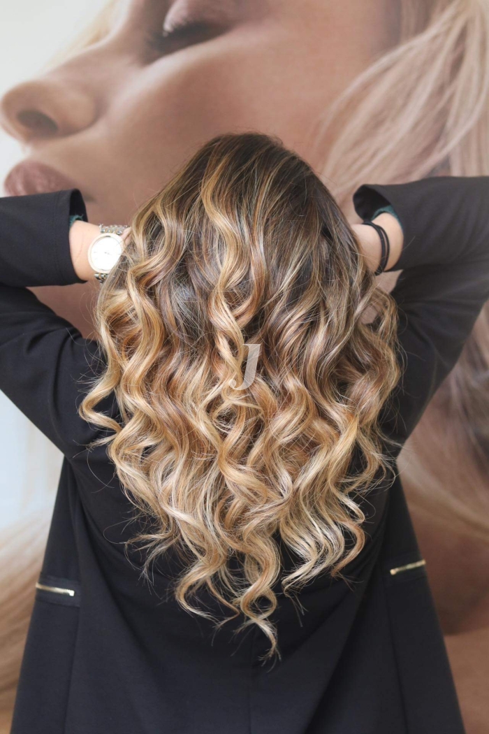 Foto di donna con capelli lunghi biondo chiarissimo dorato