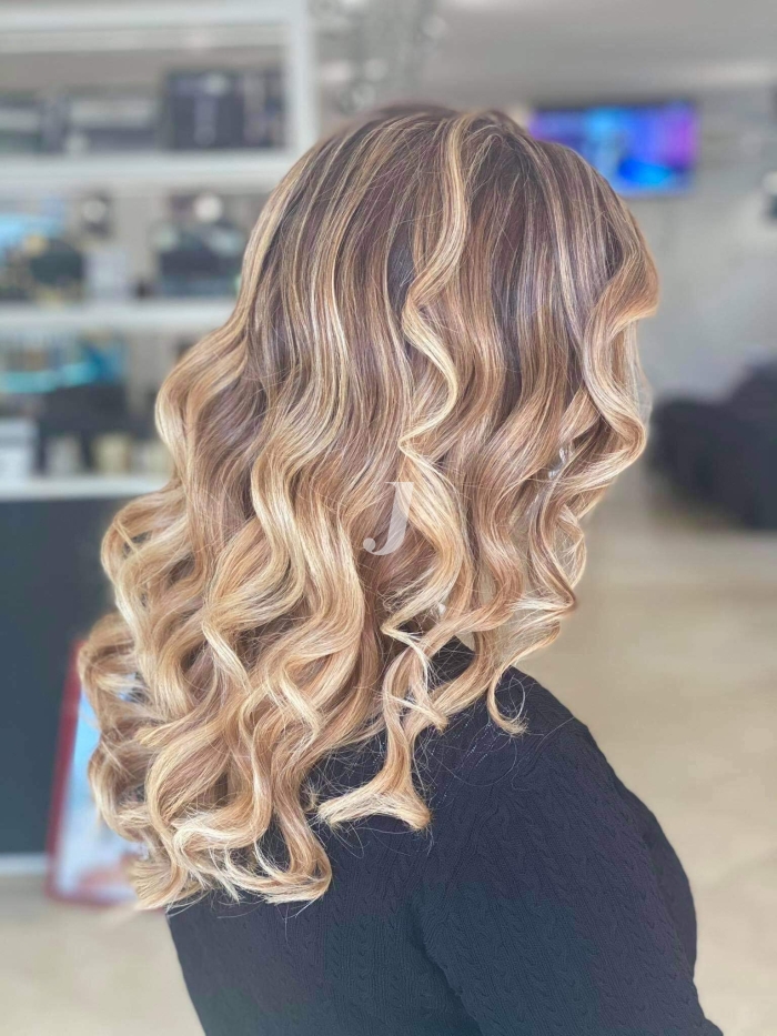 Foto di donna con capelli lunghi biondo chiarissimo dorato