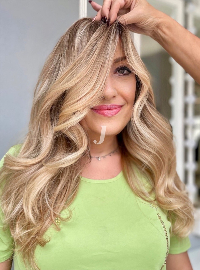 Foto di donna con capelli lunghi biondo chiarissimo dorato