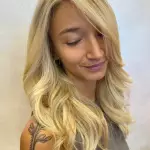 Foto di donna con capelli lunghi biondo chiarissimo dorato