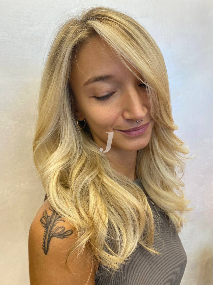 Foto di donna con capelli lunghi biondo chiarissimo dorato