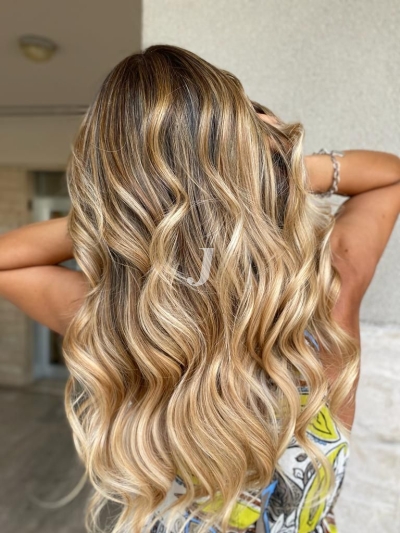 Foto di donna con capelli lunghi biondo chiarissimo dorato