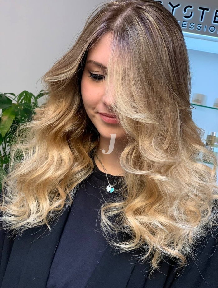 Foto di donna con capelli lunghi biondo chiarissimo dorato