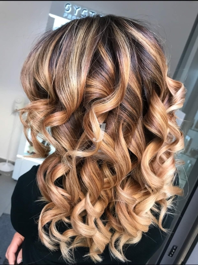 Foto di donna con capelli lunghi biondo chiarissimo dorato