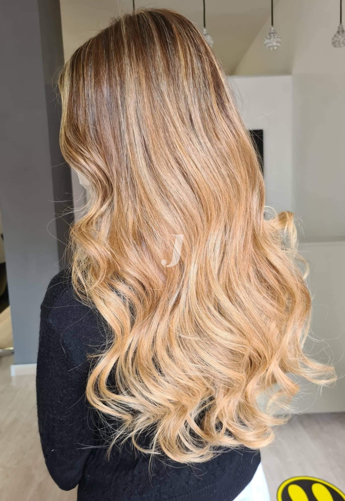 Foto di donna con capelli lunghi biondo chiarissimo dorato