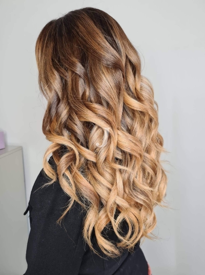 Foto di donna con capelli lunghi biondo chiarissimo dorato