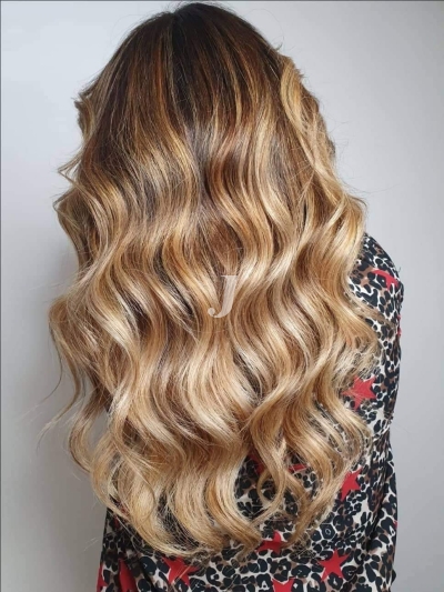 Foto di donna con capelli lunghi biondo chiarissimo dorato