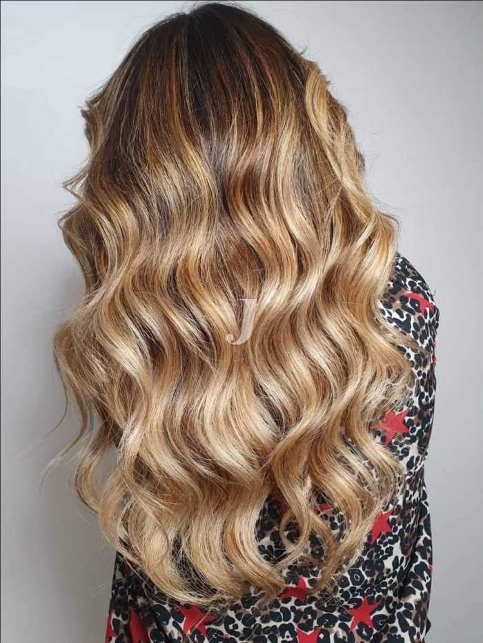 Foto di donna con capelli lunghi biondo chiarissimo dorato