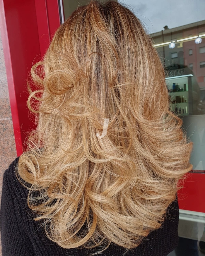 Foto di donna con capelli lunghi biondo chiarissimo dorato