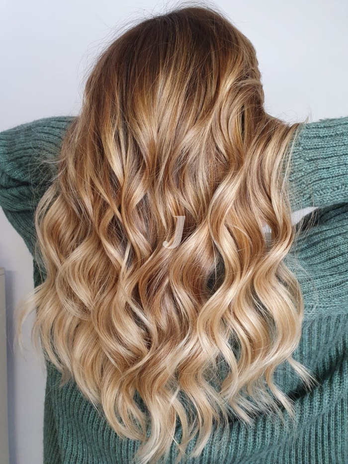 Foto di donna con capelli lunghi biondo chiarissimo dorato