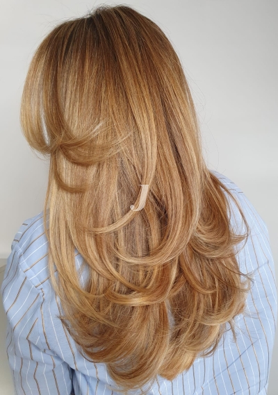 Foto di donna con capelli lunghi biondo chiarissimo dorato