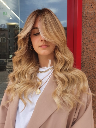 Foto di donna con capelli lunghi biondo chiarissimo dorato