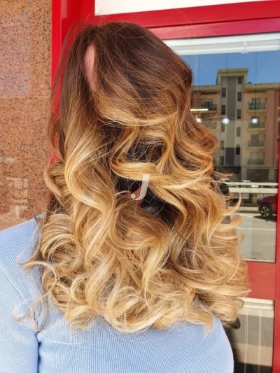 Foto di donna con capelli lunghi biondo chiarissimo dorato