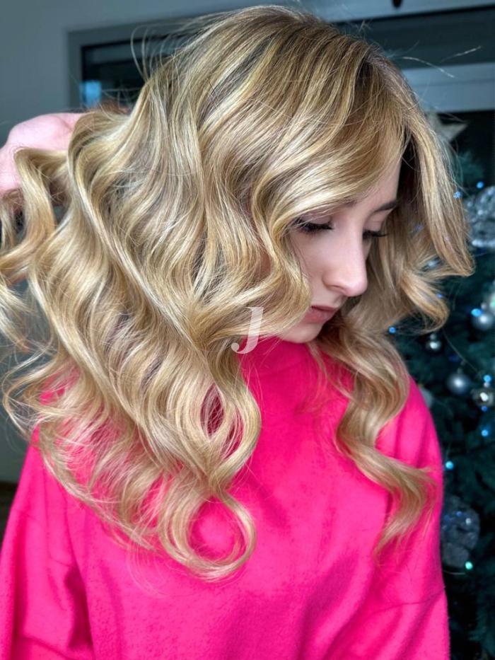 Foto di donna con capelli lunghi biondo chiarissimo dorato