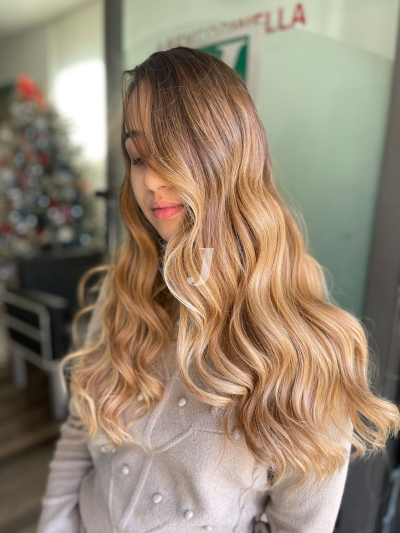 Foto di donna con capelli lunghi biondo chiarissimo dorato