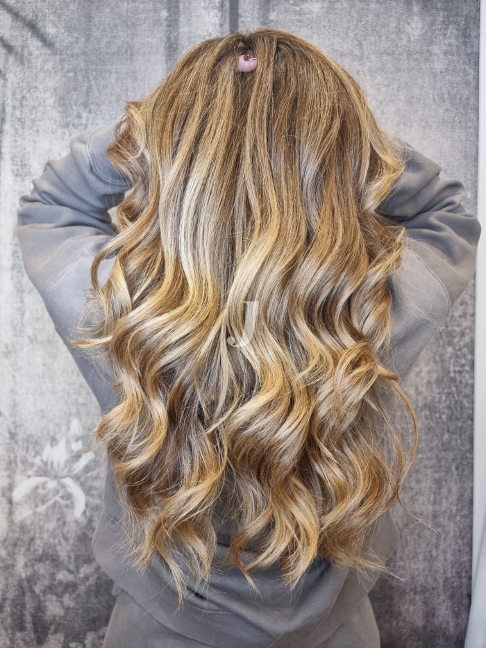 Foto di donna con capelli lunghi biondo chiarissimo dorato