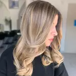 Foto di donna con capelli lunghi biondo chiarissimo dorato