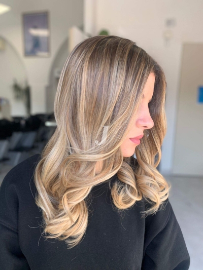 Foto di donna con capelli lunghi biondo chiarissimo dorato