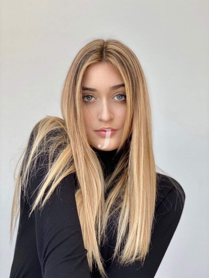 Foto di donna con capelli lunghi biondo chiarissimo dorato