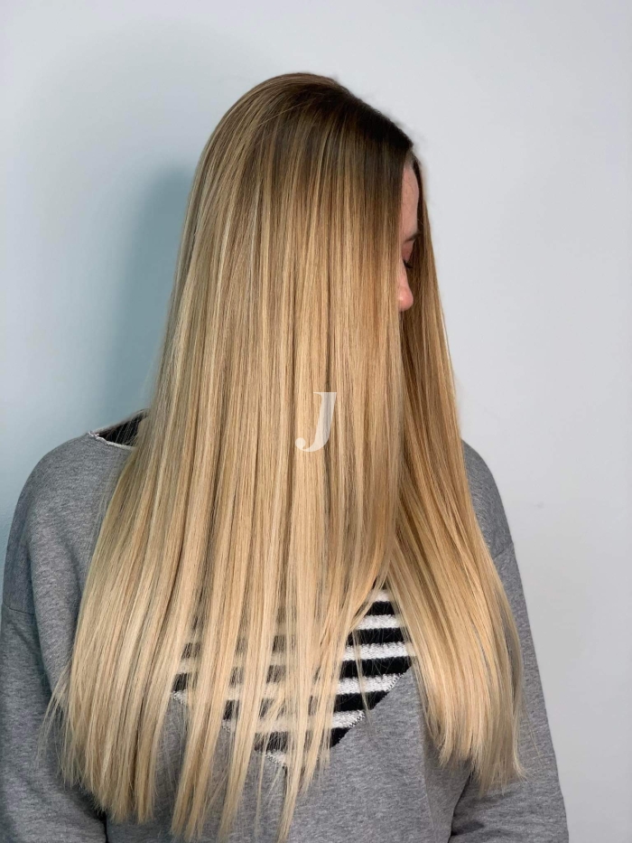 Foto di donna con capelli lunghi biondo chiarissimo dorato