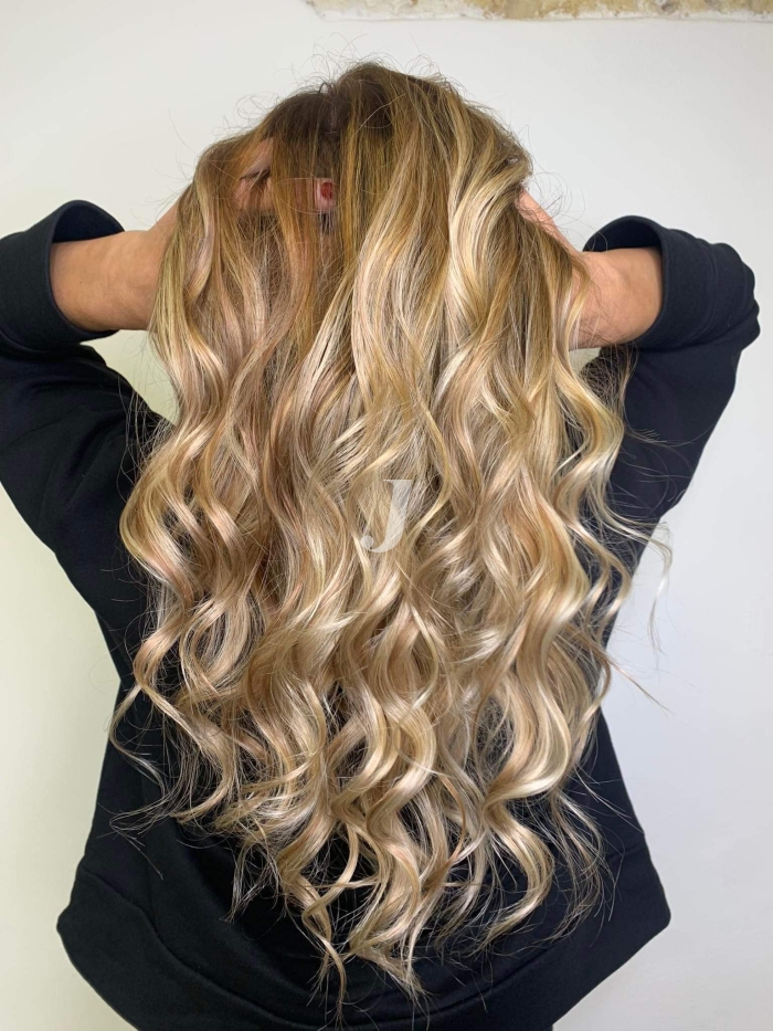 Foto di donna con capelli lunghi biondo chiarissimo dorato