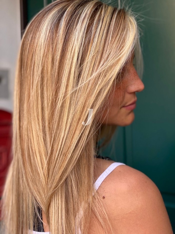 Foto di donna con capelli lunghi biondo chiarissimo dorato