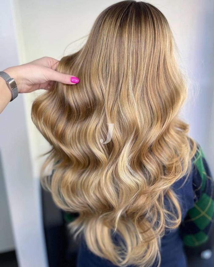 Foto di donna con capelli lunghi biondo chiarissimo dorato