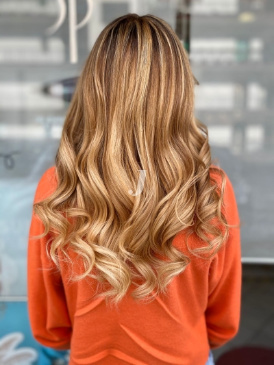 Foto di donna con capelli lunghi biondo chiarissimo dorato