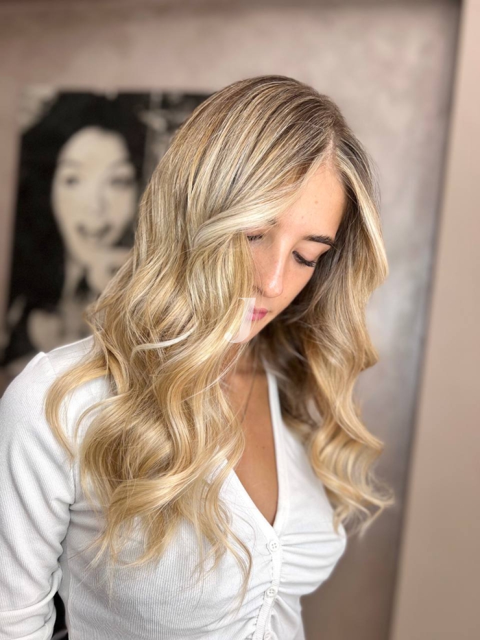 Foto di donna con capelli lunghi biondo chiarissimo dorato