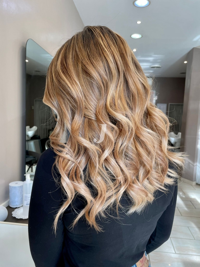 Foto di donna con capelli lunghi biondo chiarissimo dorato