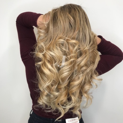 Foto di donna con capelli lunghi biondo chiarissimo dorato