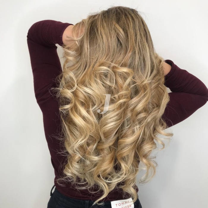 Foto di donna con capelli lunghi biondo chiarissimo dorato