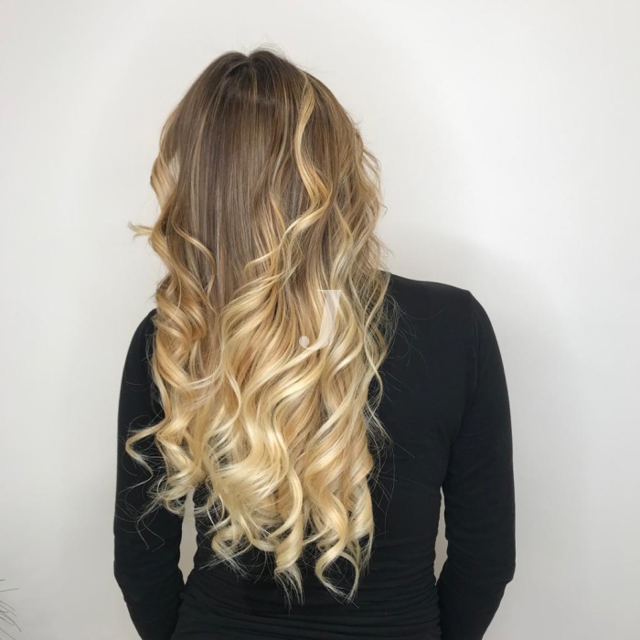 Foto di donna con capelli lunghi biondo chiarissimo dorato