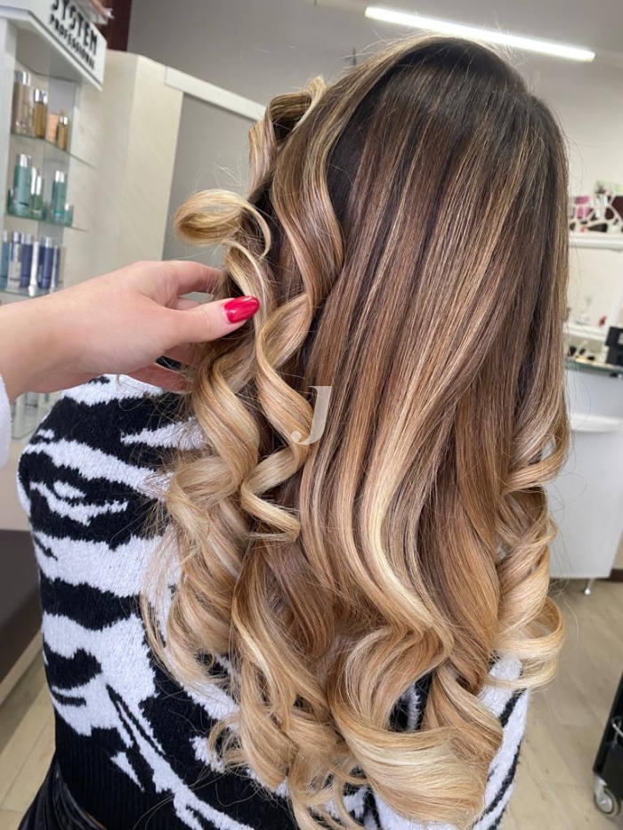 Foto di donna con capelli lunghi biondo chiarissimo dorato