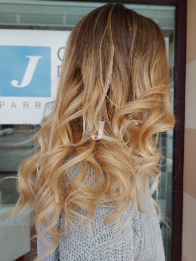 Foto di donna con capelli lunghi biondo chiarissimo dorato