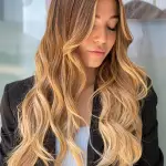 Foto di donna con capelli lunghi biondo chiarissimo dorato