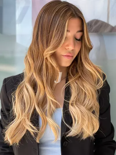 Foto di donna con capelli lunghi biondo chiarissimo dorato