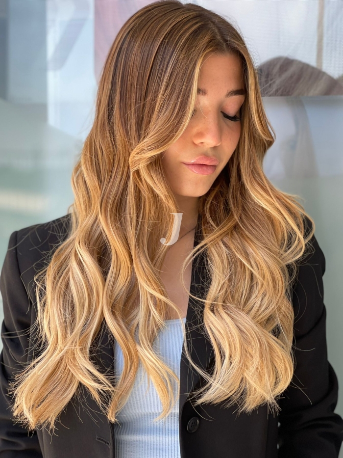 Foto di donna con capelli lunghi biondo chiarissimo dorato